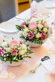 Tischdeko Zur Taufe Selber Machen Gesteck In Rosa Und Weiss Blumigo Tischdekoration Hochzeit Blumen Tischdekoration Konfirmation Blumengestecke Hochzeit