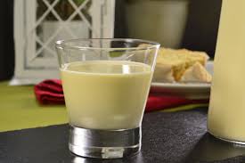 Rompope Este tipo de postre tiene una amplia variedad de sabores, sin embargo, uno de los más populares es sin duda el rompope, así que en esta ocasión en recetasgratis prepararemos. rompope