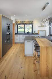 Offene Kuche Modern Mit Kochinsel Grau Weiss Holz Ideen Haus Bongart Von Baufritz Fertighaus Hausbaudirekt De Moderne Kuche Kuche Holzboden Fertighauser Eckbank küche modern offene küche modern mit kochinsel grau weiß holz ideen.