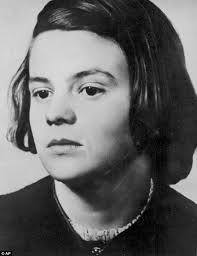 Nazi head hunter invented his own guillotine killed 3,000