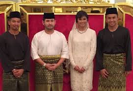 Banyak filosofi dan nilai keislaman yang terkandung di baju ini dipakai dengan bagian lehernya dikaitkan dengan satu kancing. Sejarah Baju Kurung Teluk Belanga Baju Demi Rakyat Johor Facebook
