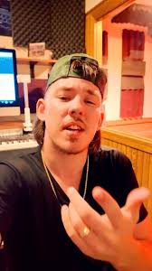 chasin’ them neon signs 🍻 ‘Southbound’ by Richie Allen drops this Friday.