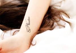 Tatouage à l'infini coloré sur le poignet avec des fleurs. Tatouage Poignet Femme En 30 Idees Originales Et Discretes