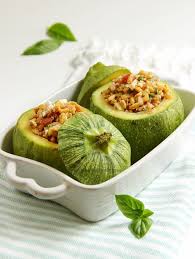 Lavate le zucchine, tagliate la parte superiore e scavatele, privandole della polpa, che terrete da parte. Insalata Di Farro Nelle Zucchine Tonde Cucchiaio E Pentolone