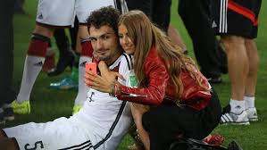 See more of mats hummels on facebook. Promi News Erstes Kind Fur Cathy Und Fussballer Mats Hummels Instagram Baby Schwanger It Girl Fussballer Bild Schweizer Illustrierte