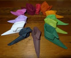 Pliage serviette papier 2 couleurs range couvert. Pliage De Serviette De Table En Forme De Chausson De Lutin De Noel Plier Une Serviette De Table En Papier Realiser Un Chausson De Lutin De Noel En Papier Pliage De Serviette De