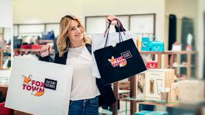 Foxtown outlet, located in the town of mendrisio, in switzerland is right on the border with italy, next to the stunning lake como. Shopping Im Foxtown Factory Stores Sbb