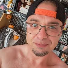 schön düster, hab den damals zu vhs zeiten rauf und runtergekuckt.