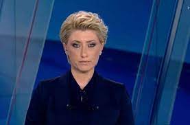 Είναι και η σύζυγός του σία κοσιώνη που με ανάρτησή της στον προσωπικό της λογαριασμό στο facebook ασκεί σφοδρή κριτική στην κυβέρνηση για την απόφαση να μην ανοίξουν οι παιδικοί σταθμοί. Sia Kosiwnh Gia Ayto Eimai Akoma Erwteymenh Me Ton Kwsta Mpakogiannh Vid Sofokleousin