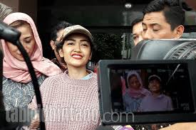 Untuk menyingkirkan kanker tersebut, pedangdut itu sempat menjalani perawatan julia perez adalah selebritas indonesia kedua yang meninggal dunia akibat kanker selama sebulan terakhir. Kabar Julia Perez Meninggal Hoax Tabloidbintang Com