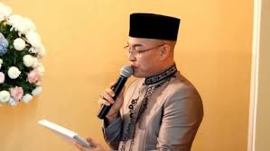 Mc untuk acara semi formal, kita harus tahu substansi acara jadi bisa dikembangkan. Contoh Susunan Acara Lamaran