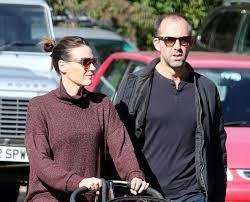 Ah ulan biz neler çektik be temalı leş arabesk kültürün on yıllardır genelde erkeklere hitap etmesi. Doctor Foster S Suranne Jones Pictured With Baby Boy In Rare Family Snap Alongside Husband Laurence Akers Months After Welcoming The Pair S First Child Ok Magazine
