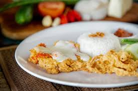 Gambar nasi uduk ayam geprek. Ayam Geprek Mozzarella Picture Of White Yellow Restaurant Peliatan Tripadvisor