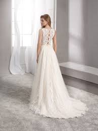 Aus fließenden, edlen stoffen, die der figur schmeicheln. Fara Sposa Hochzeitskleider Brautkleid Hochzeitskleid Brautkleider Accessoires Stuttgart Ulm Aalen Geislingen Brautmoden