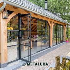 Mais, installée à proximité d'une piscine, elle peut aussi devenir un abri farniente ultra performant. 96 Idees De Abri Ferme En 2021 Abri Ferme Idees Veranda Amenagement Jardin