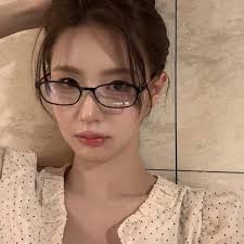 所以真的不一起擁有一隻微笑麵娃嗎~🥺 盒娃是有帶卡的，吊飾沒有唷妮盒娃&吊飾也還有貨