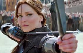 La historia se desarrolla en un futuro en donde la nación que hoy conocemos como los estados unidos se ha reconstruido, el gobierno mantiene un orden autoritario, represivo, con marcadas distinciones geográficas raciales y. Critica De Los Juegos Del Hambre Sinsajo Parte 2