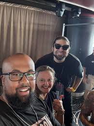 Black or white pickguard for the holy grail?