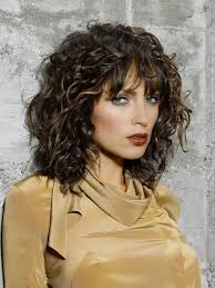 Mittellange Frisurentrends 2019 Lockige Frisuren Naturlocken Frisuren Frisuren Schulterlang