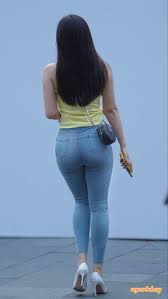 Girls in tight jeans for the win! - Voyeur Hub