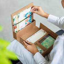 紙文箱 1 850です サイズが大小2種類あり ブロックメモや付箋 クリップや切手などの小物類を収納しやすいです 奥にはフリースペースがあり 横長の一筆箋や封筒がぴったり納まります 蓋の内側には立てて収納できるポケット ここには便せんやレターパットを