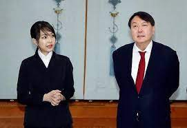 한편, 윤 전 총장이 대권후보로서 움직이기 시작하자 그와 관련된 주가도 관심을 받고 있다. íŒ©íŠ¸ì²´í¬ ìœ¤ì„ì—´ ì˜í˜¹ íŒŒí—¤ì¹˜ê¸° 2 ë„ì´ì¹˜ëª¨í„°ìŠ¤ ì£¼ê°€ ê¹€ê±´í¬ ì†ì— ì•„ì£¼ê²½ì œ