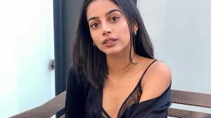 Banita Sandhu went topless and hid her body with her hands, there was such  a cut in the pants from behind that everything was visible - informalnewz