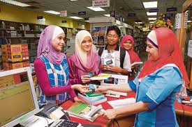 Kad debit pelajar yang berjumlah rm250 boleh dibelanjakan bagi pembelian barangan dan perkhidmatan dari rakan dagang terpilih. Kad Diskaun 1malaysia