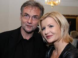 Prezenterka jest świetną dziennikarka i równie piękną kobietą. Jerzy Pilch Nie Zyje Joanna Racewicz Pozegnala By Joanna Racewicz Cotojest
