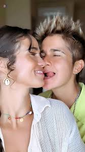 🔴 Atrizes lésbicas que têm namoradas e você não sabia! 🌈 Famosas LGBT que  tem namoradas #famosos