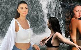 Yaz sezonunu erken açtı: Burcu Özberk bikinili pozlarına hız kesmeden devam  ediyor! - Sayfa 4