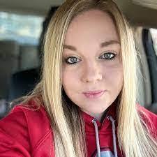 Kari Akers's Instagram, Twitter & Facebook