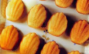 Petites Madeleines Au Miel Par Joel Robuchon Recette Madeleine Miel Recettes Sucrees