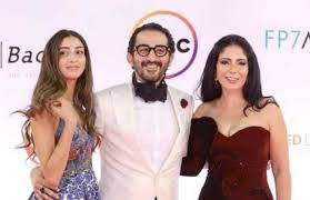 تألقت الفنانة منى زكي وزوجها الفنان أحمد حلمي في فقرة خاصة لهما في موكب نقل المومياوات الملكية إلى المتحف الملكي. Ø§Ù„Ø¸Ù‡ÙˆØ± Ø§Ù„Ø£ÙˆÙ„ Ù„Ù€ Ù„ÙŠ Ù„ÙŠ Ø§Ø¨Ù†Ø© Ù…Ù†ÙŠ Ø²ÙƒÙŠ ÙˆØ£Ø­Ù…Ø¯ Ø­Ù„Ù…ÙŠ ÙÙŠ Ù…Ù‡Ø±Ø¬Ø§Ù† Ø§Ù„Ù‚Ø§Ù‡Ø±Ø© Ø§Ù„Ø³ÙŠÙ†Ù…Ø§Ø¦ÙŠ Ø¨ÙˆØ§Ø¨Ø© Ø§Ù„Ø£Ù‡Ø±Ø§Ù…