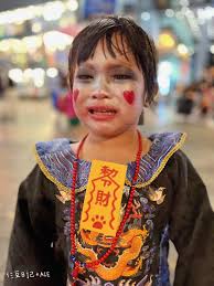 肆豆日記- 買了恐龍氣球結果風太大飛走⋯紅豆崩潰爆哭🥲 只好再買一個給她～
