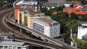 Der gebäudekomplex am rande des allendeviertels i mit seinen 780 wohnungen, die überwiegend mit komplett sanierten oder neu errichteten. Salvador Allende Strasse Planquadrat