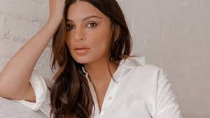 I capelli dopo il parto tendono a cadere in modo anche piuttosto copioso: Con Emily Ratajkowski La Caduta Dei Capelli Post Parto Non E Piu Un Tabu Vanity Fair Italia