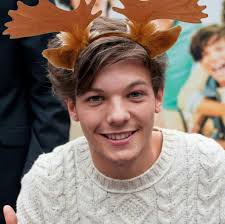 Recordemos que, cuando era niño, Louis Tomlinson pensaba que las luces de  Navidad eran por su cumpleaños. Al caminar por la calle y verlas, se ponía  muy feliz creyendo que todo el