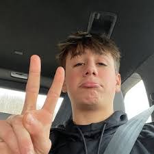 Amanda Schur's Instagram, Twitter & Facebook