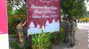 Contoh banner natal terbaru hasil desain sendiri dengan. Baliho Selamat Natal Dan Tahun Baru Kedaluwarsa Dicabut Satpol Pp Badung Tribun Bali