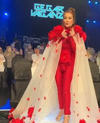 Penyanyi yantzen tersingkir di konsert suku akhir gegar vaganza musim ketujuh (gv7) yang bersiaran secara langsung di pusat konvensyen antarabangsa putrajaya (picc), putrajaya pada malam ahad. Baju Merah Dikutuk Pereka Fesyen Hanya Ikut Permintaan Ashira Kosmo Digital