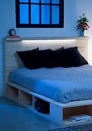 Rien n'est plus simple en construisant ce coffrage tête de lit qui enjolivera votre coin intime et l'accommodera parfaitement. Fabriquer Un Lit Avec Rangement