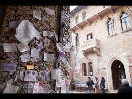 5 пьяцца делле эрбе (piazza delle в июле и августе арена ди верона становится местом проведения оперного фестиваля вероны (verona opera festival), одного из главных. Verona Messaggi D Amore Alla Casa Di Giulietta Love Messages Juliet House In Verona Youtube