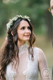 Creăm buchete si aranjamente florale, coșuri, flori pentru nuntă, buchetul miresei, aranjamente de botez, lumanari de nunta si botez, coroane funerare. CoroniÈ›Äƒ De Flori Pentru Mirese Enrose