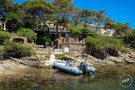 The price of a night at the les pieds dans l'eau hotel is from : Location Maison Les Issambres 8 Personnes Des 1 600 Euros Par Semaine Ref 205109973 Particulier Pap Vacances