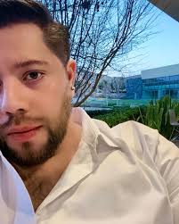 Algunas personas visitan mi pasado mas que yo. Ya no vivo ahí cariño,  demoli todo el maldito edificio... ✨🍾🐦‍🔥🦈🦅🦂🎋