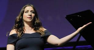 I am married to actress chelsea peretti, he announced during a game of trivia. Chelsea Peretti S Wiki The Comedian And Actress Who Walks To Her Own Drummer S Beat