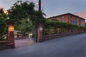 This city is noted for its beautiful red brickwork. Citta Della Pieve Hotel Vannucci