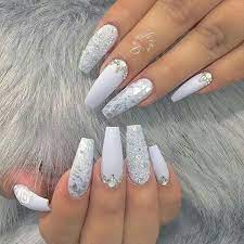 Comience con una base blanca y agregue manchas de color rosa, azul y plateado como si cada uña fuera una pintura al óleo, luego puedes pegar trozos de papel plateado para darle un toque mas bonito. Pinterest Unas Acrilicas Blancas Elegantes Unas Acrilicas