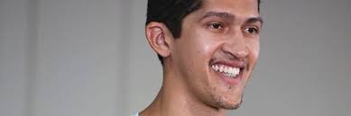 Gil Rodriguês: um ator que investiga o corpo, a dramaturgia e a memória